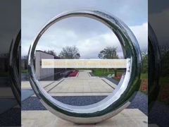 シルバー、ゴールド、グレー色のステンレス鋼の彫刻