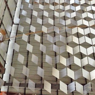 良い値段 エレベータードアキャビネットのためのエッチされた銀8K鏡3D色ステンレス鋼板 オンライン