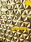 六角形の金の金属のモザイク煉瓦家の浴室の壁のステッカーの背景の壁