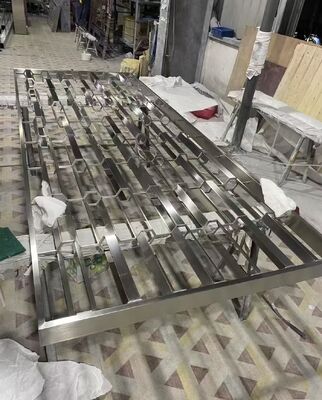 お買い得 ブラック仕上げのステンレス製ルームディバイダー オンライン